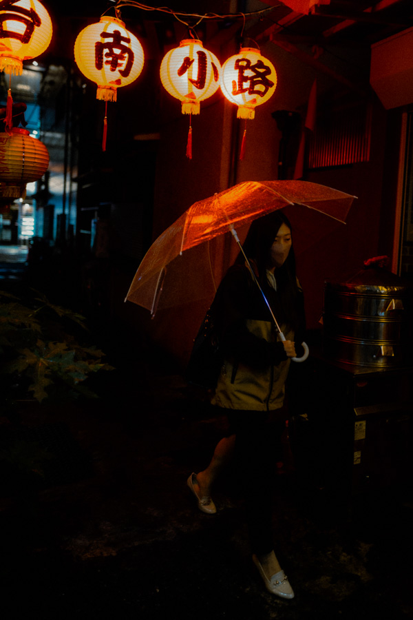 Porta luminosa, street photography a Yokohama